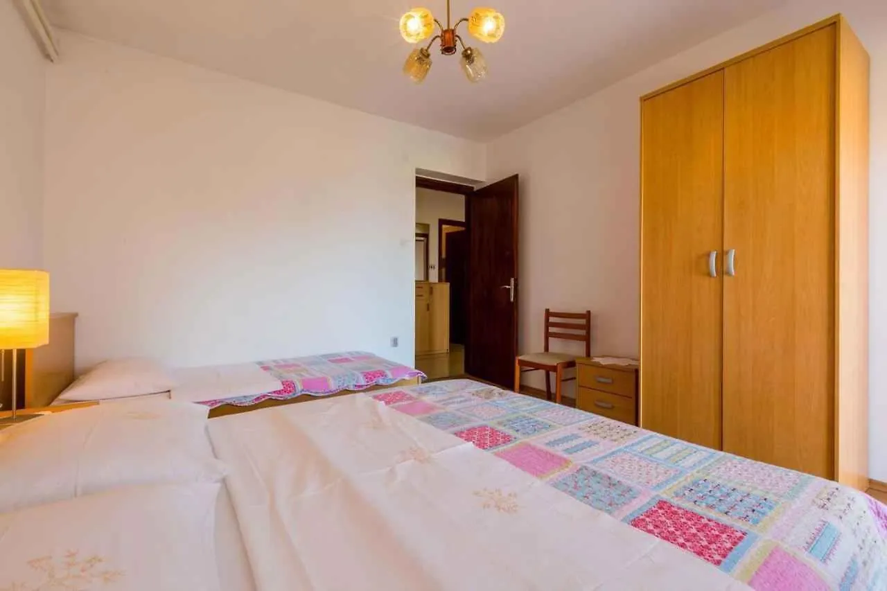 Apartment In Crikvenica 14098 دْغاماي