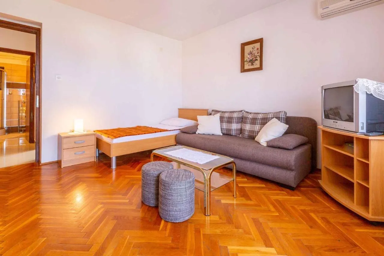 Apartment In Crikvenica 14098 دْغاماي