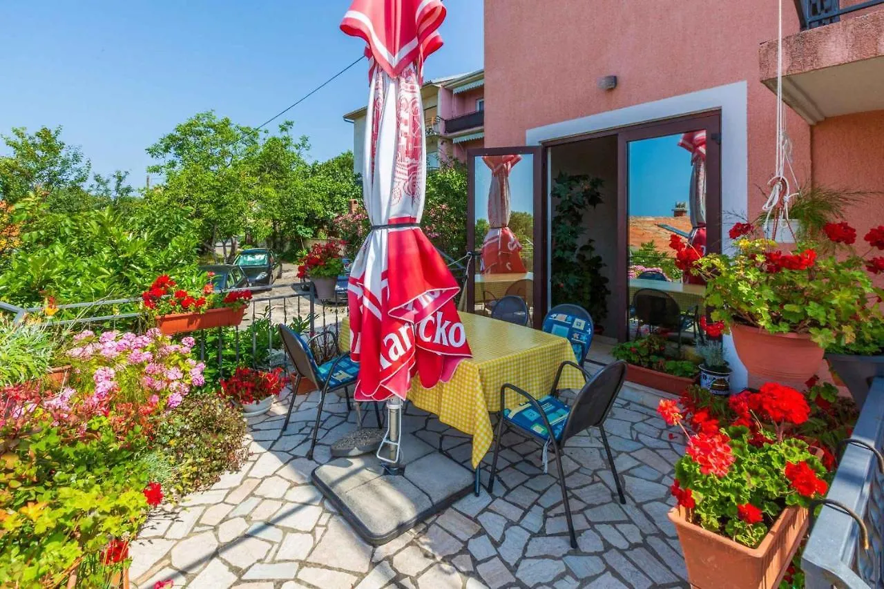 Apartment In Crikvenica 14098 دْغاماي
